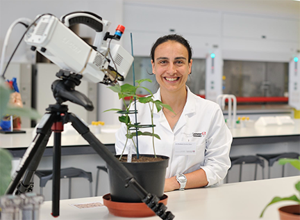 Elizabete Carmo-Silva in her lab